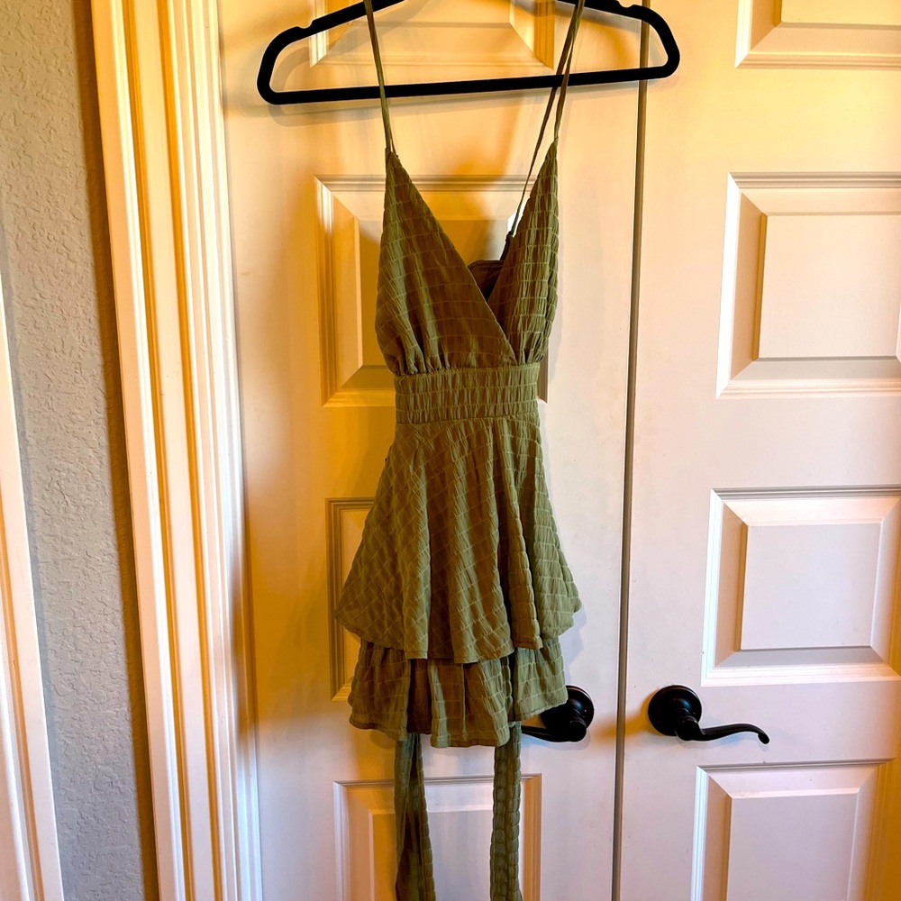 Boutique dress with bow tie in back